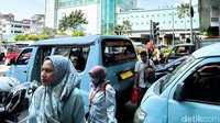 Angkot yang berhenti menunggu penumpang semakin membuat lalu lintas semrawut.