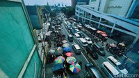 Tampak bahu jalan penuh PKL dan parkir motor.
