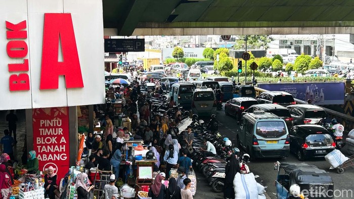 Pasar Tanah Abang Padat Pembeli, Lalin Merayap Kemacetan terjadi di kawasan Pasar Tanah Abang, Jakarta, Kamis (16/3/2023). Kemacetan ini disebabkan banyaknya warga yang berbelanja jelang ramadhan.