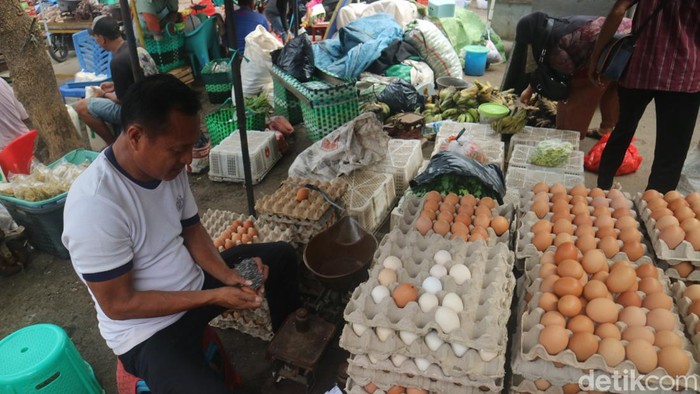 Pedagang telur di Pasar Puri Pati, Kamis (16/3/2023). Harga telur mulai merangkak naik jelang Ramadan dan banyaknya hajatan.