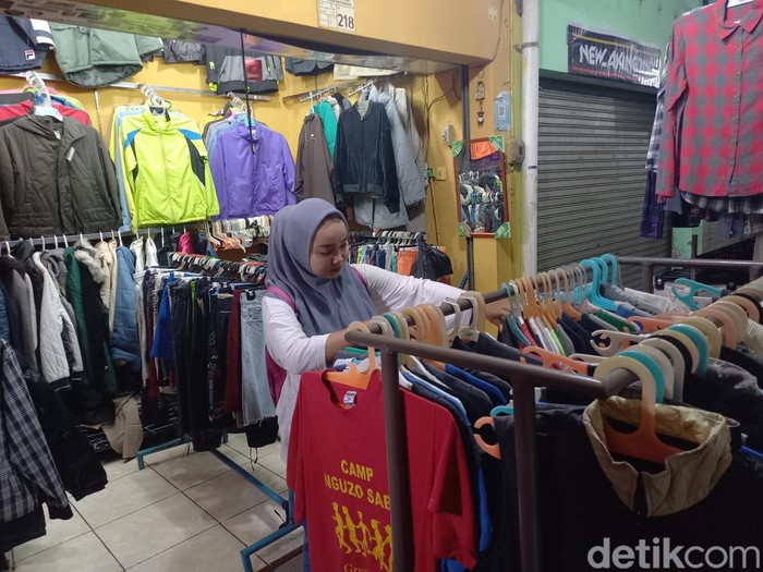Pedagang thrifting di Pasar Klitikan, Kecamatan Pasar Kliwon, Kota Solo, Kamis (16/3/2023).