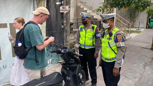 Polres Badung membentuk tim Unit Kecil Lengkap (UKL) terdiri dari berbagai kalangan untuk mengawasi turis asing berkendara di jalanan.