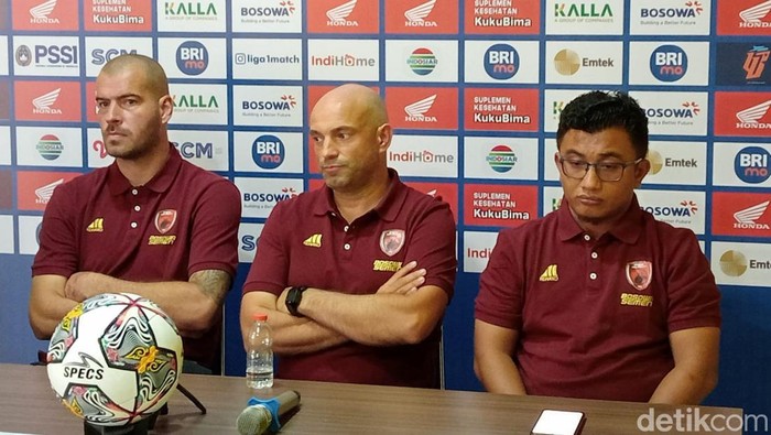 Pelatih PSM Makassar Bernardo Tavares dan pemain Wiljan Pluim dalamprematc konferensi pers jelang laga lawan Bhayangkara FC.