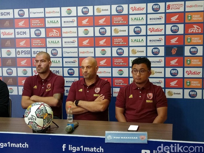 Pelatih PSM Makassar Bernardo Tavares dan pemain Wiljan Pluim dalam sesi prematch konferesnsi pers jelang laga lawan Bhayangkara FC di pekan ke-31 Liga 1 2022/2023.
