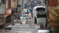 Beberapa kendaraan di jalan yang banjir di lingkungan Akabe terendam air di Sanliurfa, Turki pada 15 Maret 2023. Mehmet Akif Parlak/Anadolu Agency/Getty Images  