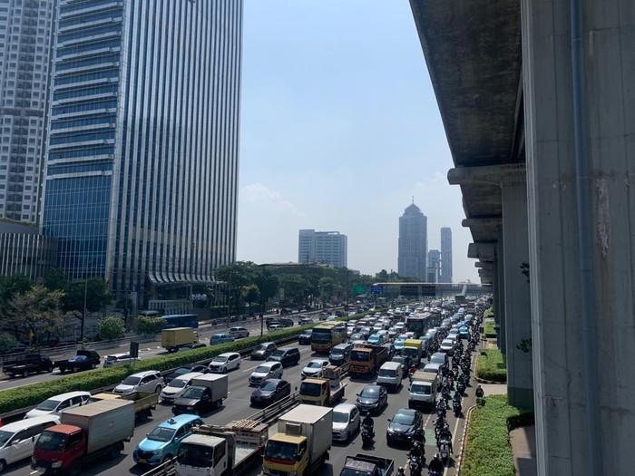 Penampakan macet di Jalan Gatot Subroto, Kamis (16/3/2023) pukul 09.30 WIB.
