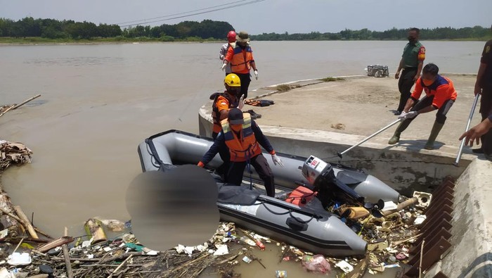 Petugas mengevakuasi temuan mayat di Bengawan Solo Lamongan