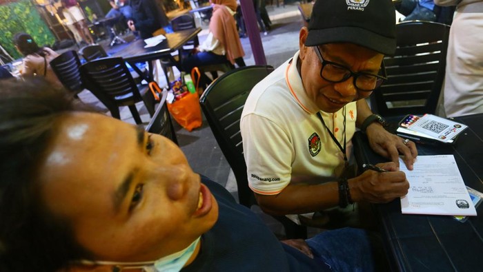 Petugas Pantarlih Mencoklit WNI untuk Pemilu 2024 di Penang Malaysia Petugas Pemutakhiran Data Pemilih (Pantarlih) Pemilu 2024 di Penang melakukan proses pencocokan dan penelitian data pemilih pada seorang pekerja migran Indonesia di sebuah pusat perbelanjaan di Penang, Malaysia, Rabu (15/3/2023). Pantarlih di Penang mendatangi sejumlah lokasi yang menjadi tempat favorit WNI berkumpul untuk memudahkan proses coklit calon pemilih.