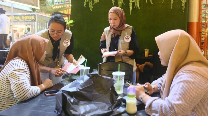 Petugas Pemutakhiran Data Pemilih (Pantarlih) Pemilu 2024 di Penang melakukan proses pencocokan dan penelitian data pemilih pada seorang pekerja migran Indonesia di sebuah pusat perbelanjaan di Penang, Malaysia, Rabu (15/3/2023). Pantarlih di Penang mendatangi sejumlah lokasi yang menjadi tempat favorit WNI berkumpul untuk memudahkan proses coklit calon pemilih.