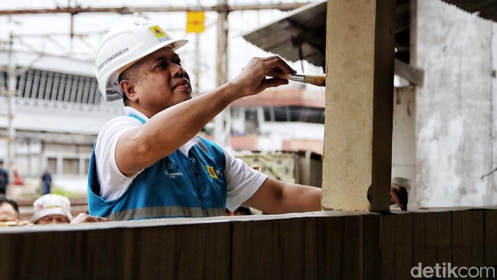 PLN Cek Kesiapan Listrik Musala di Bantaran Rel Kereta Api General Manager PLN Unit Induk Distribusi Jakarta Raya Doddy B Pangaribun bersama relawan saat melakukan bersih-bersih dan cek kelistrikan di Musala Baitus Saja'ah yang berada di lintasan rel kereta api Jakarta Kota, Jakarta, Rabu (15/3/2023).