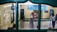 Pegawai PLN juga ikut membantu membersikan musala tersebut.