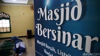 Pegawai PLN bergotong-royong membersihkan musala bersama pengurus dan masyarakan setempat.