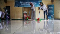 Aksi bersih-bersih dilakukan untuk menyambut bulan suci Ramadan.