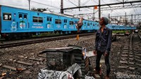 Permukiman itu berada di wilayah Pademangan Jakarta Utara yang berbatasan langsung dengan bantaran rel kereta api.