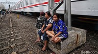 Sejumlah warga beraktivitas di sekitar rel kereta api. Jalur rel kereta api ini tak jauh dari lokasi Musala Baitus Sajaah.