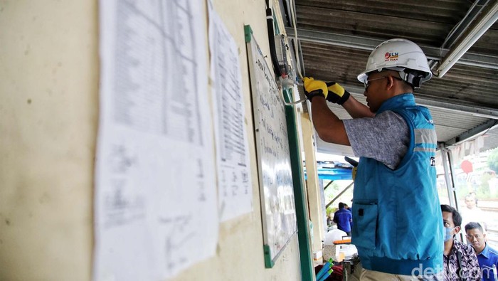 General Manager PLN Unit Induk Distribusi Jakarta Raya Doddy B Pangaribun bersama relawan saat melakukan bersih-bersih dan cek kelistrikan di Musala Baitus Saja'ah yang berada di lintasan rel kereta api Jakarta Kota, Jakarta, Rabu (15/3/2023).