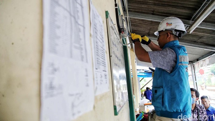 PLN Cek Kesiapan Listrik Musala di Bantaran Rel Kereta Api General Manager PLN Unit Induk Distribusi Jakarta Raya Doddy B Pangaribun bersama relawan saat melakukan bersih-bersih dan cek kelistrikan di Musala Baitus Saja'ah yang berada di lintasan rel kereta api Jakarta Kota, Jakarta, Rabu (15/3/2023).