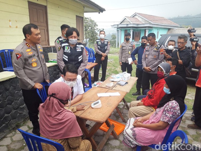 Polda Jateng menyelenggarakan pengobatan gratis bagi warga Jurang Jero, Klakah, Selo, Boyolali, yang terdampak abu vulkanik Gunung Merapi, Kamis (16/3/2023).