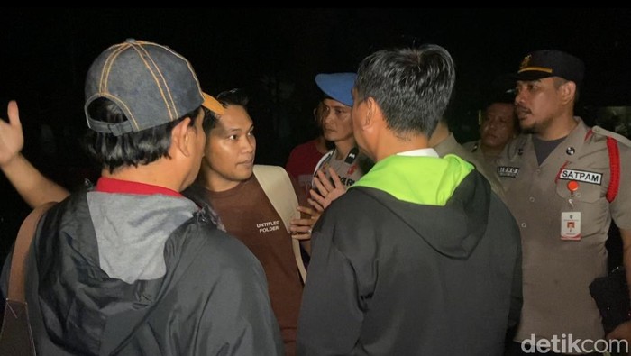 Polisi membubarkan dua kelompok mahasiswa Unhas Makassar, Sulsel yang terlibat bentrokan.