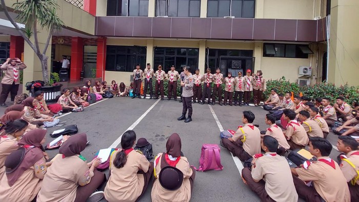 Polres Jaksel mengumpulkan Saka Bhayangkara Cabang Jakarta Selatan. Mereka dilatih dan dididik memelihara kamtibmas jelang lebaran 2023.