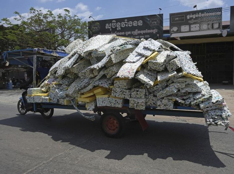Potret Kendaraan Overload di Kamboja, Ngeri Banget!