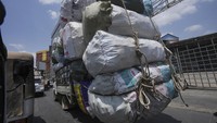 Sebuah truk kelebihan muatan barang bekas saat menuju ke depot barang bekas di Phnom Penh, Kamboja, Kamis (16/3/2023).  