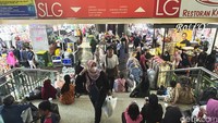 Pengunjung yang lelah setelah mengelilingi Pasar Tanah Abang tampak duduk-duduk di tangga.
