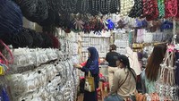 Tidak hanya pakaian, pengunjung juga berburu aksesoris.  