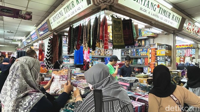 Potret Pasar Tanah Abang Ramai Pengunjung Jelang Datang Ramadan Sejumlah pengunjung memadati Passr Blok A Tanah Abang, Jakarta Pusat, Kamis (16/3/2023). Menjelang bulan Ramadan, Pasar Tanah Abang selalu dipadati oleh pengunjung.
