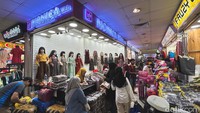 Jelang Lebaran seperti ini, Pasar Tanah Abang selalu ramai didatangi pengunjung khususnya pada akhir pekan. Mereka yang datang rela berdesak-desakan demi mencari kebutuhan seperti baju baru untuk Lebaran. Grandyos Zafna/Detikcom
