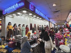 Potret Pasar Tanah Abang Ramai Pengunjung Jelang Ramadan