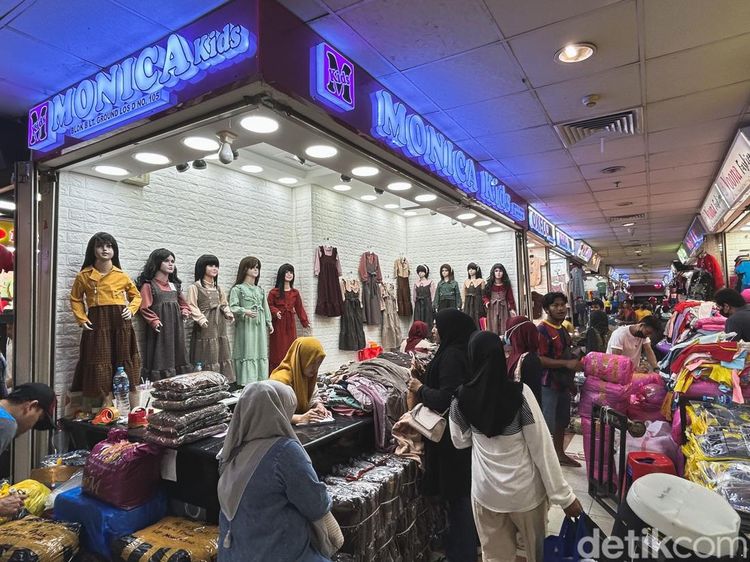 Potret Pasar Tanah Abang Ramai Pengunjung Jelang Ramadan