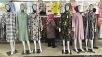Biasanya para pengunjung membeli pakaian atau busana muslim seperti jilbab, mukena, peci dan lainnya. 