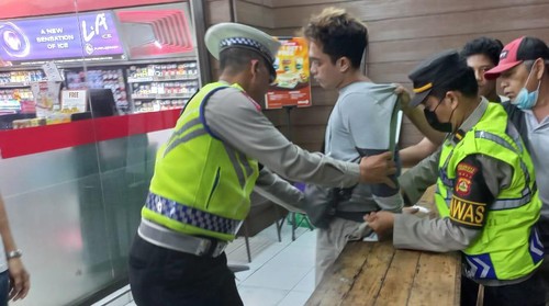 Pria Jember diamankan Polsek Denpasar Barat usai mengamuk di minimarket Circle K, Jalan Gunung Rinjani, Kota Denpasar, Rabu (15/3/2023) malam.