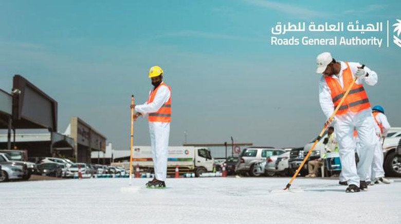 Proyek pendingin jalan yang digarap oleh Otoritas Umum Jalan bermitra dengan Kementerian Kota, Pedesaan, dan Perumahan. The Roads General Authority, in partnership with the Ministry of Municipal, Rural Affairs, and Housing, has begun conducting a new experiment to cool the roads in the Kingdom.