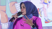 “Jadi kalau memang suka nasi ya nggak apa-apa, paling kurangi pelan-pelan aja. Paling aktivitasnya dibanyakin biar balance jadi biar seimbang aktivitas dan apa yang dimakan. Mungkin makan malemnya, kalau aktivitasnya kurang, makannya dikurangi tapi siangnya boleh makan,” ujarnya. (Teks: Dinda Zahra Ghaisani Usdi)
