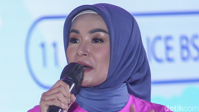 Public Figure & Sport Enthusiast Soraya Larasati Public Figure & Sport Enthusiast Soraya Larasati (kanan) memeragakan pemanasan jelang event Lazada Run Indonesia di Jakarta