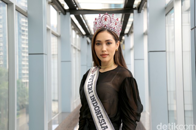 Sedari awal mengikuti Puteri Indonesia, Laksmi giat menyuarakan advokasi literasi. I was like, I need to talk about literacy more in Indonesia... Tanpa kemampuan membaca, kita tidak akan bisa berpikir kritis, membangun skill dan kreativitas. Kita akan susah progress sebagai bangsa, ujar Laksmi. Ia pun bertekad untuk tetap melanjutkan advokasi tersebut meski tanpa mahkota Puteri Indonesia. (Foto: Chelsea Olivia Daffa/detikcom)