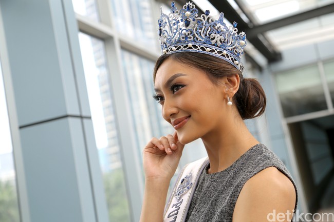 Pemilihan Puteri Indonesia tahun ini akan berbeda dari tahun-tahun sebelumnya. Selain memilih 39 finalis Puteri Indonesia dari 34 Provinsi, Yayasan Puteri Indonesia selaku penyelenggara akan memberikan enam ‘wild card’.  Empat bagi peserta terbaik kedua perwakilan provinsi dan sisanya untuk mantan finalis yang belum pernah masuk lima besar PPI. Menurut Adinda, peraturan baru tersebut perlu dimanfaatkan sebaik mungkin oleh para mantan finalis. (Foto: Chelsea Olivia Daffa/detikcom)