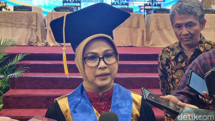 Putri Maruf Amin dikukuhkan menjadi Guru Besar Unesa