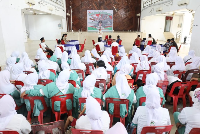 Relawan yang tergabung dalam Santri Dukung Ganjar (SDG) Sumut menggelar kegiatan sunat massal di Aula Gedung Nasional Kota Sibolga, Sumatera Utara, Kamis (16/3).