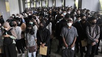 Sejumlah pencari kerja antre sebelum memasuki area Job Fair, Stadion Patriot Chandrabhaga, Bekasi, Jawa Barat, Kamis (16/3/2023).