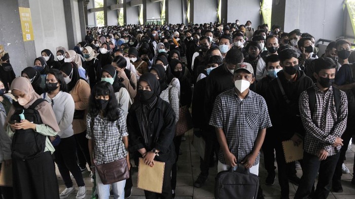 Ribuan Pelamar Kerja Penuhi Job Fair Bekasi Sejumlah pencari kerja antre sebelum memasuki area Job Fair, Stadion Patriot Chandrabhaga, Bekasi, Jawa Barat, Kamis (16/3/2023). Acara yang diadakan Dinas Tenaga Kerja Bekasi itu diikuti 34 perusahaan, lima stan pelatihan keterampilan dengan total pencari kerja sebanyak 7.500 peserta.