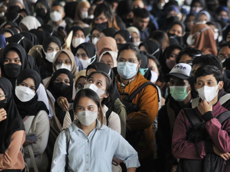 Anak Muda Padati Stadion Patriot Demi Dapat Kerja