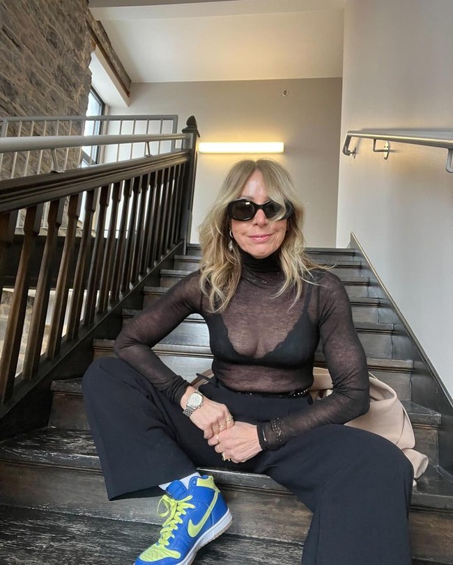 Roslyn ketika berusia 60 tahun. Tapi wanita asal Montreal, Kanada itu tidak segan untuk tampil kekinian bahkan dengan crop dan rok mini. Foto: Instagram @howrosdoesit