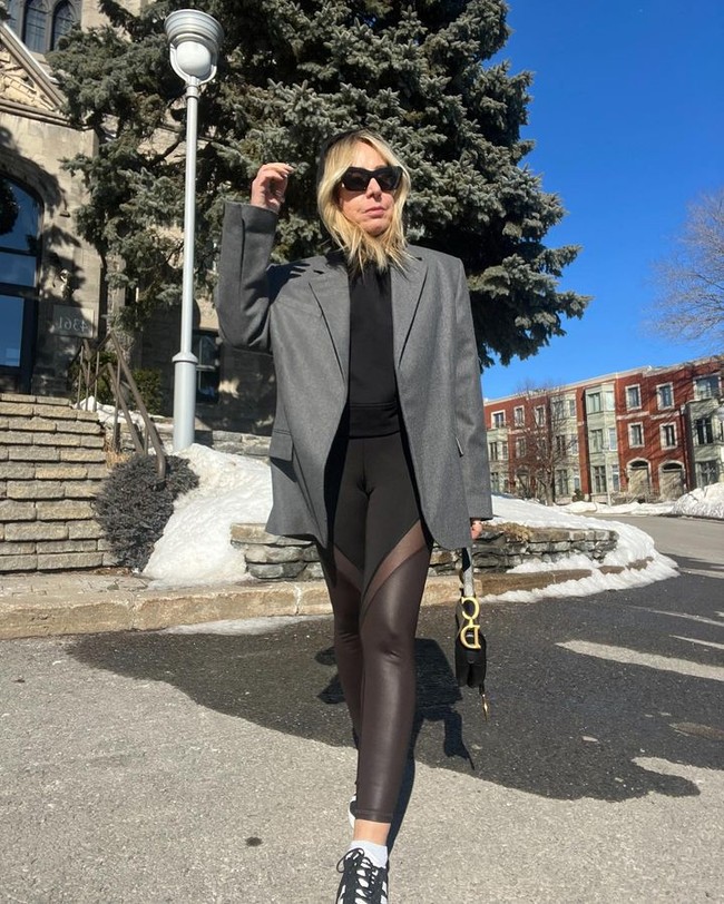 Orang bilang aku berbusana secara tidak pantas tapi ini adalah tentang gaya bukan angka usia. Kami menjadi minoritas tidak terlihat ketika mencapai usia tertentu dan dikenal sebagai ibu-ibu atau nenek-nenek. Tapi kamu bisa jadi seksi dan lainnya. Kamu tidak harus kehilangan nikmat hidup, katanya dilansir Dailymail.Foto: Instagram @howrosdoesit