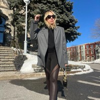 Orang bilang aku berbusana secara tidak pantas tapi ini adalah tentang gaya bukan angka usia. Kami menjadi minoritas tidak terlihat ketika mencapai usia tertentu dan dikenal sebagai ibu-ibu atau nenek-nenek. Tapi kamu bisa jadi seksi dan lainnya. Kamu tidak harus kehilangan nikmat hidup, katanya dilansir Dailymail.Foto: Instagram @howrosdoesit