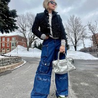 Wanita yang tidak pernah menikah dan punya anak itu memang sangat menikmati hidup. Roslyn juga mengaku mengikuti gaya hidup anak muda, termasuk musik dan fashion yang membuatnya awet muda.Foto: Instagram @howrosdoesit