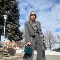 Ia pun mulai membagikan sisi tersebut saat kehilangan pekerjaan tahun lalu.Aku memperlihatkan bagaimana aku berpakaian. Aku memakai rok mini, aku menyukai kakiku jadi aku ingin memamerkannya, katanya. Aku suka celana kargo dan atasan transparan, itu sedang tren. Aku suka rok mini dengan blazer oversized, ujar Roslyn mengenai tren. Foto: Instagram @howrosdoesit