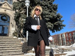 Gaya Wanita yang Dikritik karena Suka Pakai Crop Top dan Rok Mini di Usia 60